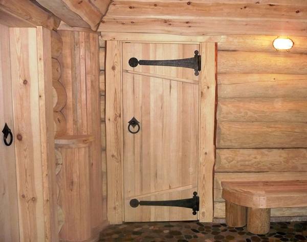 Дверь в баню: создание деревянной и стеклянной конструкции - фото